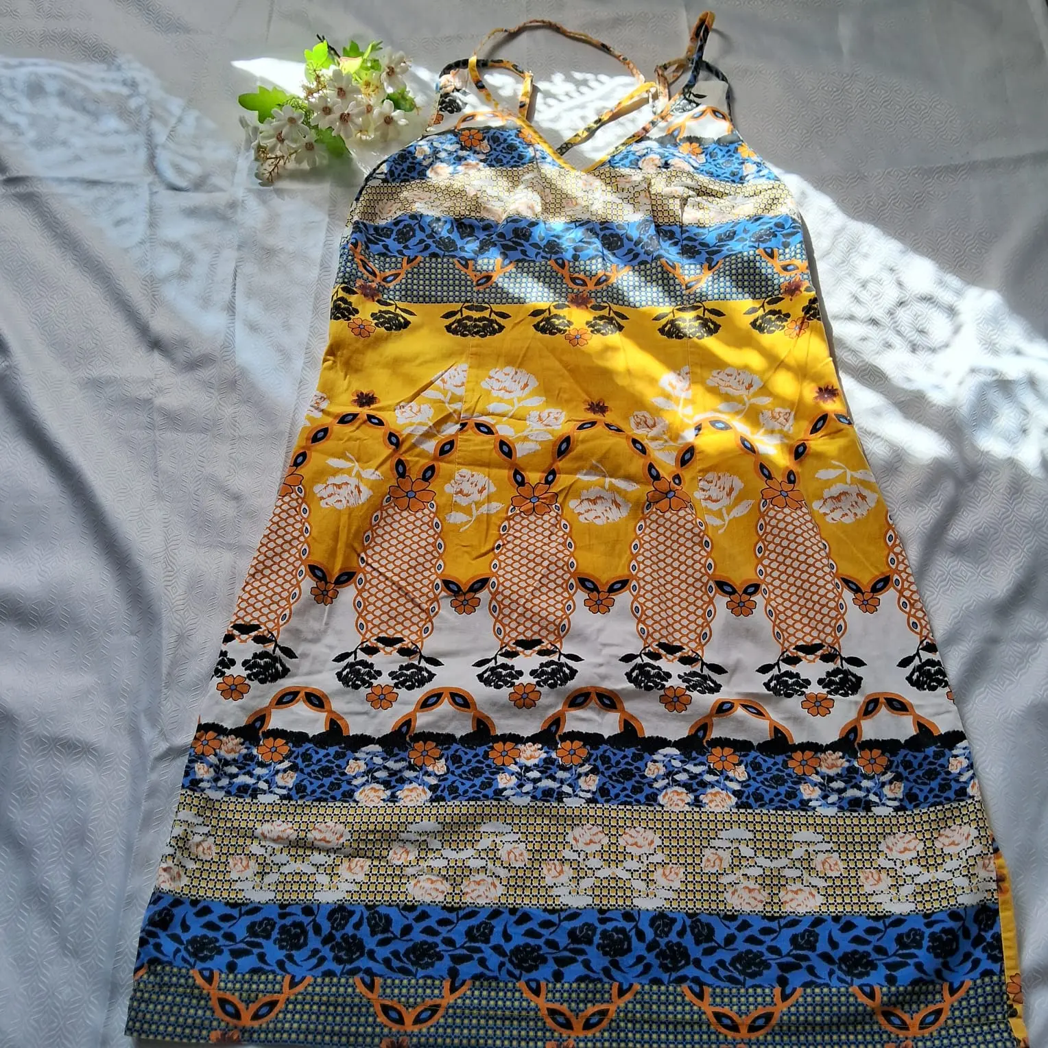 Vestido floral amarelo com alcinha frontal