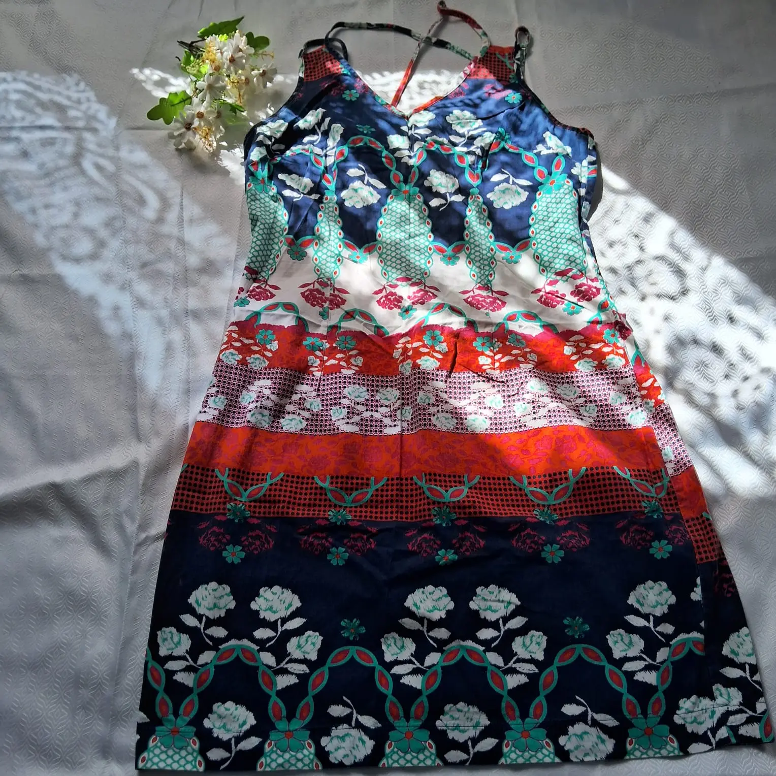 Vestido floral azul com alcinha frontal