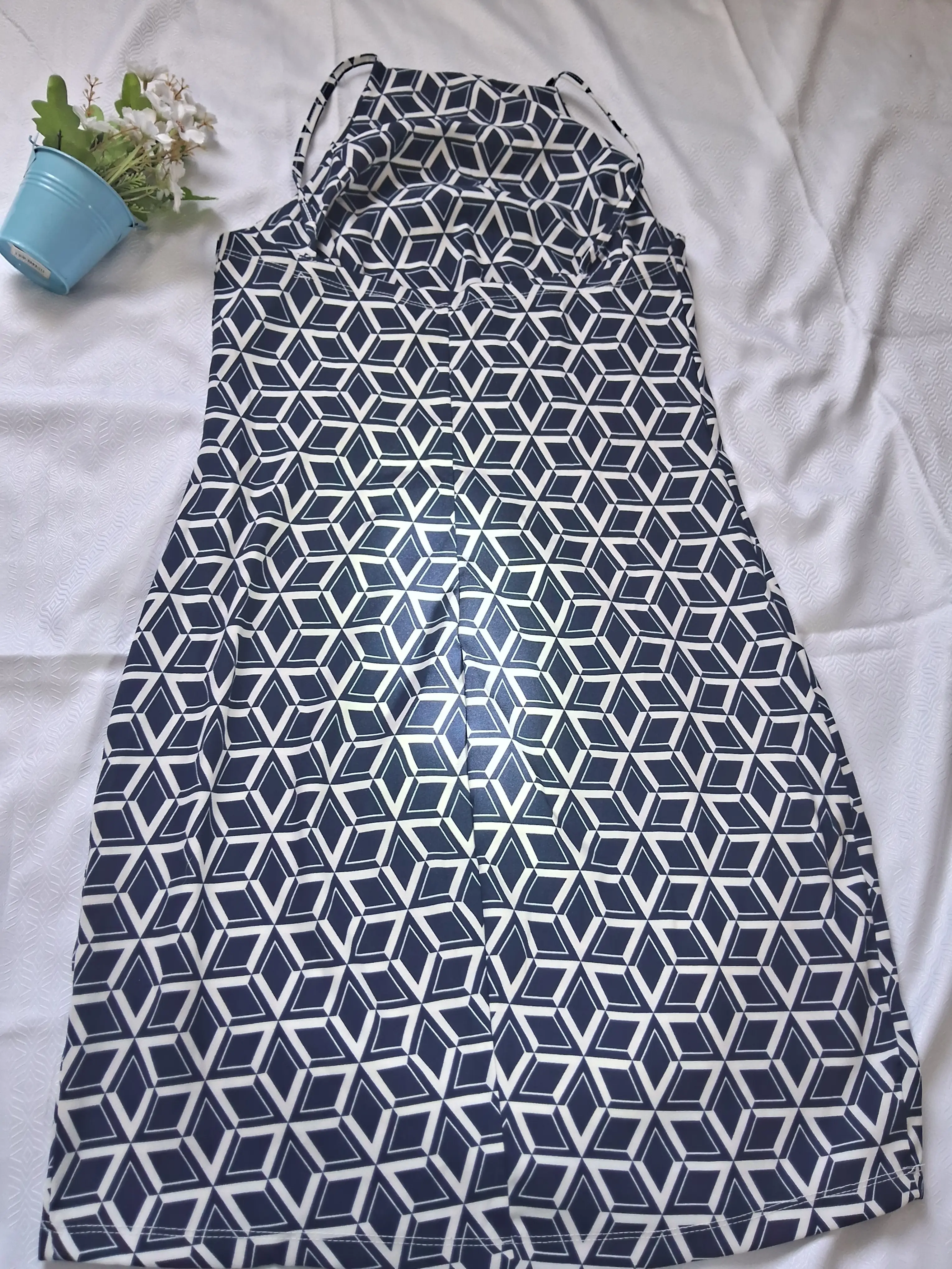 Vestido estampa geométrica azul costas