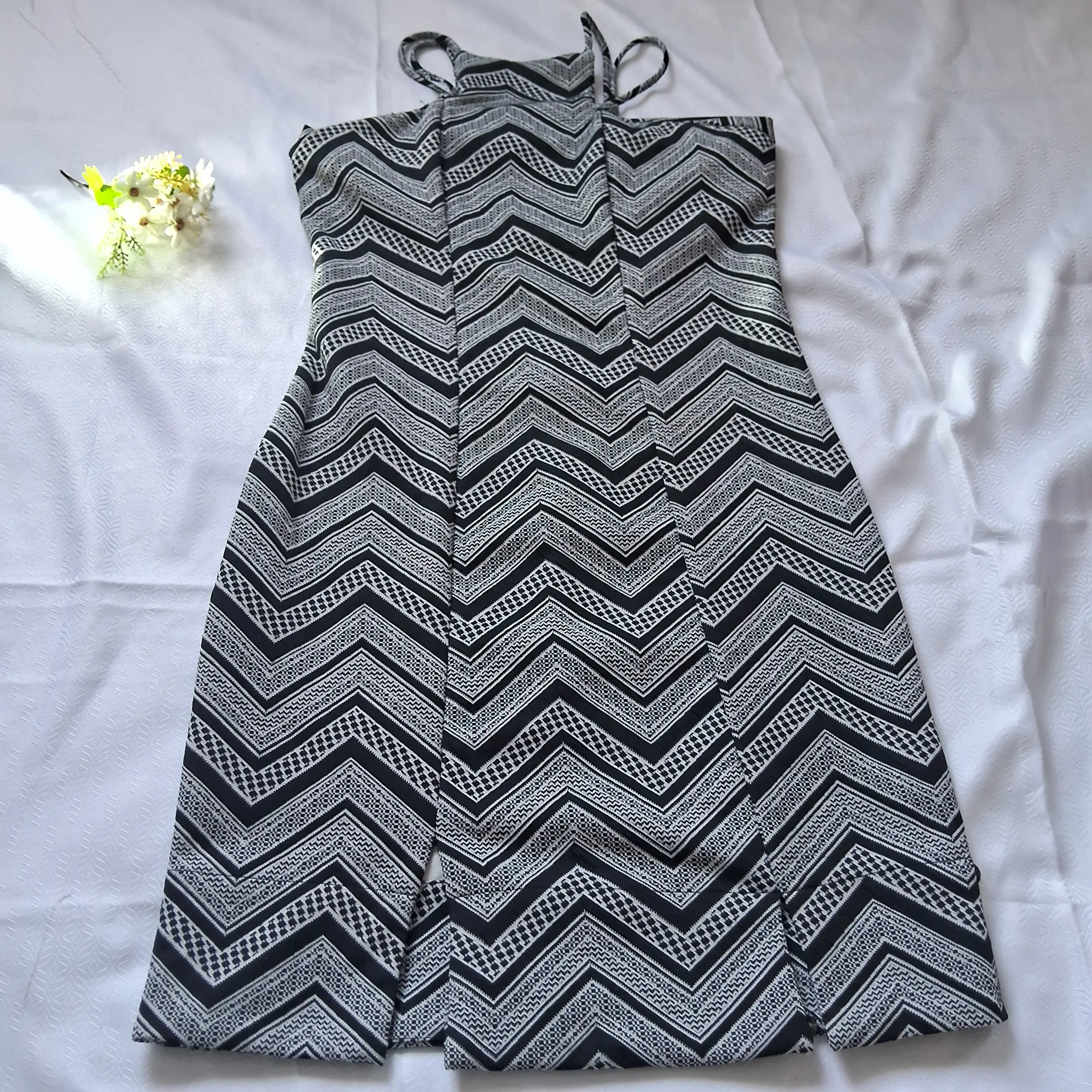 vestido preto e branco estampa Chevron-frontal