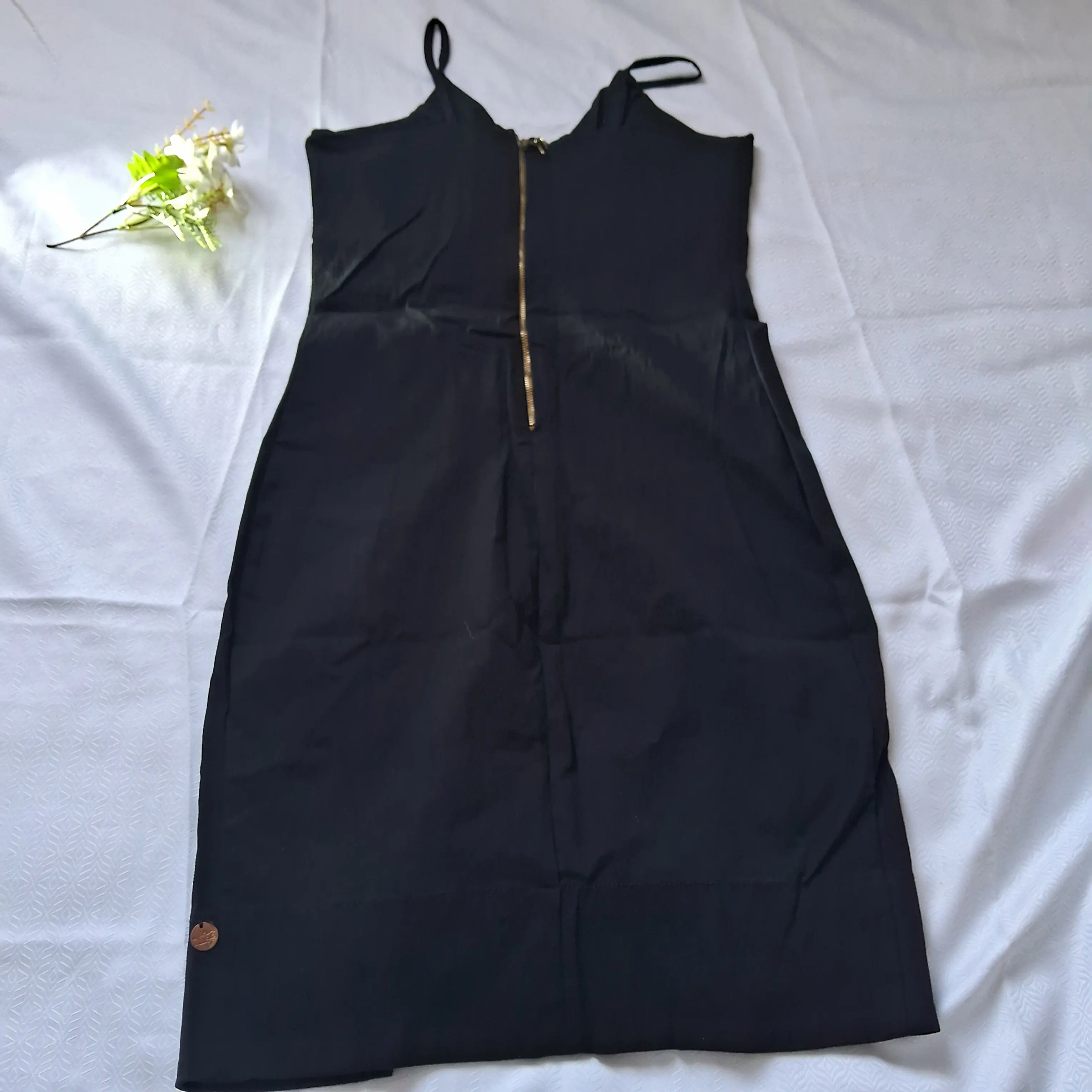 vestido-preto-liso-costas